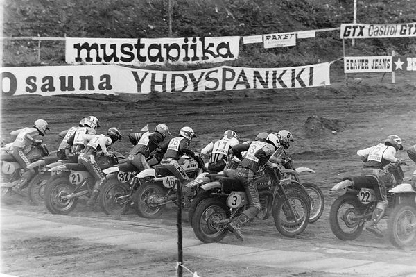 Ruskeasanta 1979 joukkue MM-500. Nyt on kiire kaikilla